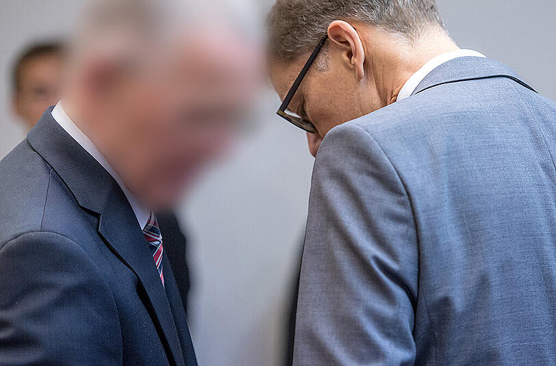 Der Ex-Manager des Panzerbauers Krauss-Maffei Wegmann am Montag mit seinem Rechtsanwalt.