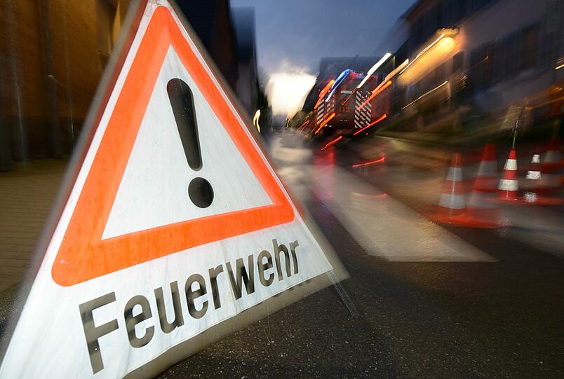 Aus bislang unbekannten Gründen ist im Obergeschoss ein Feuer ausgebrochen. (Symbolbild)