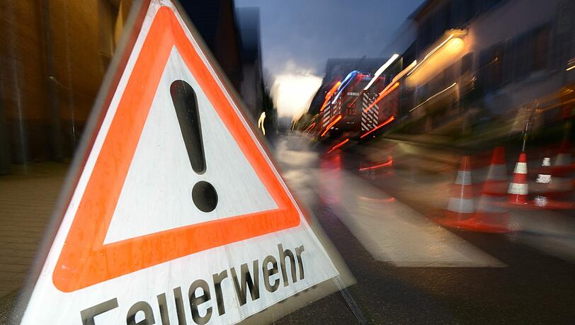Aus bislang unbekannten Gründen ist im Obergeschoss ein Feuer ausgebrochen. (Symbolbild) Aus bislang unbekannten Gründen ist im Obergeschoss ein Feuer ausgebrochen. (Symbolbild)