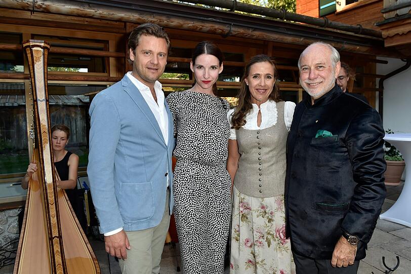 Sophie Meister mit Mann David sowie Hotelinhaber Susanne Gräfin und Klaus Graf von Moltke