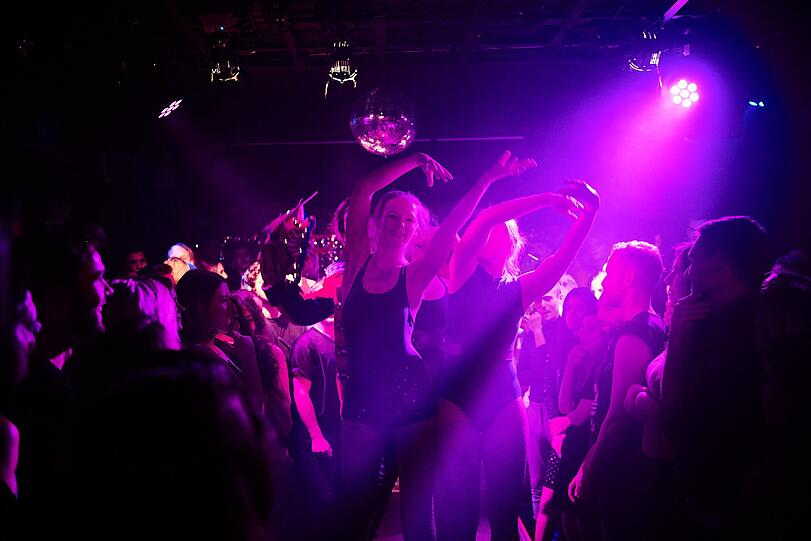 Die Ballerinas mit einem klassischen Auftritt beim Tanzwettbewerb.