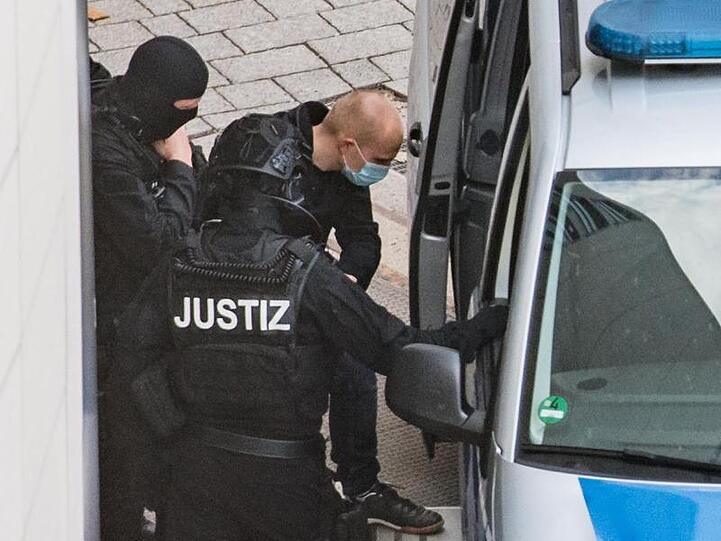 Wird heute weiter befragt: Der angeklagte Halle-Attentäter Stephan Balliet (3.v.l.).