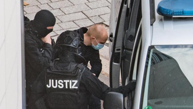 Wird heute weiter befragt: Der angeklagte Halle-Attentäter Stephan Balliet (3.v.l.). Wird heute weiter befragt: Der angeklagte Halle-Attentäter Stephan Balliet (3.v.l.).