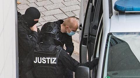 Wird heute weiter befragt: Der angeklagte Halle-Attentäter Stephan Balliet (3.v.l.).