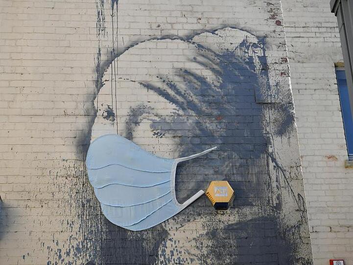 Das Wandgemälde "Das Mädchen mit dem Perlenohrring" in Bristol, das von Banksy stammen soll, hat als Reaktion auf die Coronavirus-Pandemie eine Gesichtsmaske bekommen.