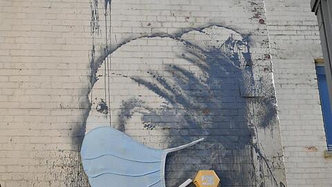 Das Wandgemälde "Das Mädchen mit dem Perlenohrring" in Bristol, das von Banksy stammen soll, hat als Reaktion auf die Coronavirus-Pandemie eine Gesichtsmaske bekommen.