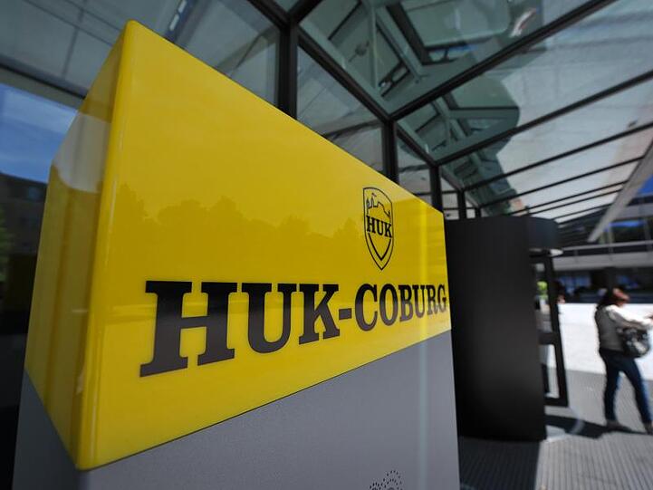 Eine Frau verlässt den Unternehmenssitz der HUK-Coburg Versicherungsgruppe im oberfränkischen Coburg. Foto: David Ebener/dpa