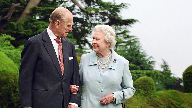Ein Herz und eine Seele - und eine Krone: Queen Elizabeth II. und Prinz Philip († 99), Herzog von Edinburgh, im Jahr 2007.