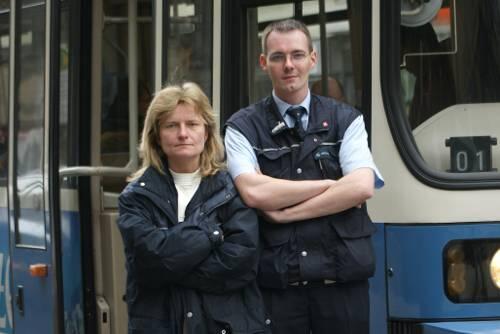 Die Trambahn-Fahrer Heidi Ruprecht und Timo Voigt wollen am Dienstag streiken.