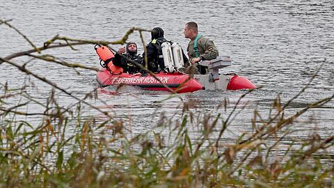 Weil im Inselsee südlich von Güstrow mehrere Spürhunde bei der Suche nach dem vermissten achtjährigen Fabian angeschlagen hatten, kommen nun Taucher zum Einsatz.