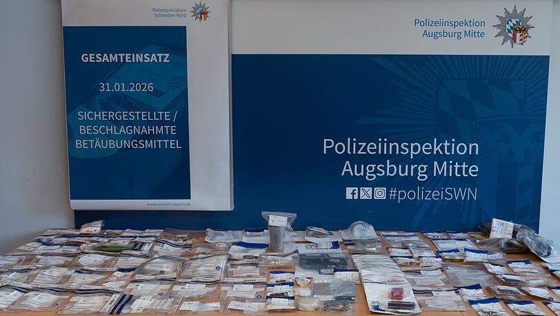 Ein Handout-Foto der Augsburger Polizei zu einem umstrittenen Großeinsatz in einem Club. Das Bild zeigt laut Ermittlern die während der Durchsuchungen gefundenen Drogen. Ein Handout-Foto der Augsburger Polizei zu einem umstrittenen Großeinsatz in einem Club. Das Bild zeigt laut Ermittlern die während der Durchsuchungen gefundenen Drogen.