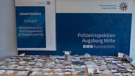 Ein Handout-Foto der Augsburger Polizei zu einem umstrittenen Gro&szlig;einsatz in einem Club. Das Bild zeigt laut Ermittlern die w&auml;hrend der Durchsuchungen gefundenen Drogen.