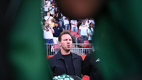 Julian Nagelsmann mag die Situation bei der Nationalhymne mit den Fotografen vor ihm nicht.