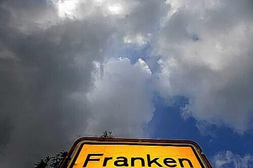 Dicke Regenwolken über Franken: Das ist &ndash; im Vergleich zum restlichen Deutschland &ndash; eher selten der Fall. Hier gibt&rsquo;s die meisten Sonnenstunden.