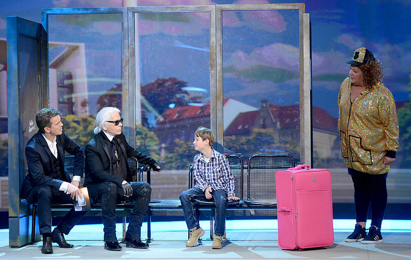 Begeisterte Cindy aus Marzahn, gewohnt emotionsarmer Karl Lagerfeld. Aber fest steht: Die S-Bahn-Wette ist gewonnen!