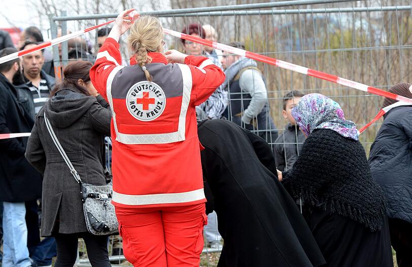 Die Angehörigen der acht Toten werden nach dem Großbrand von Seelsorgern betreut.