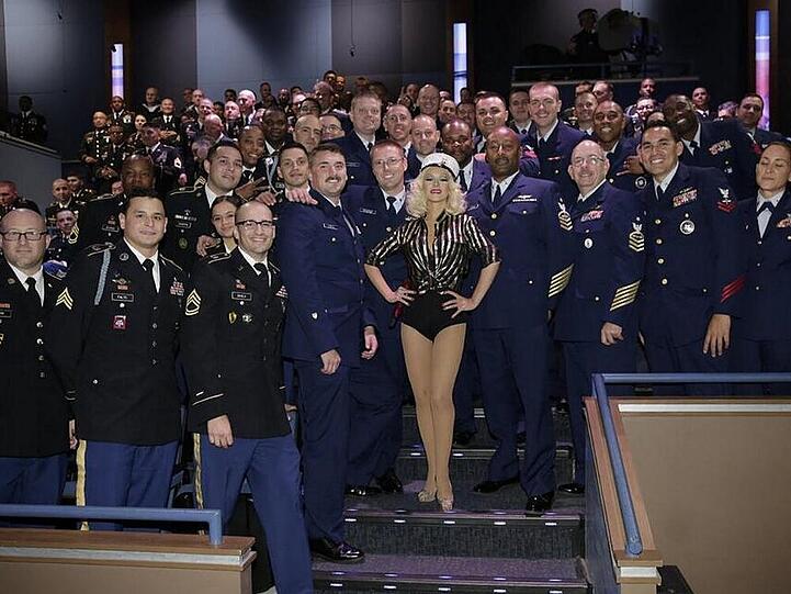 Christina Aguilera umringt von Soldaten bei Jay Lenos Thanksgiving-Show