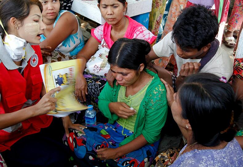 Vor der Küste von Myanmar haben riesige Wellen eine verrostete Doppeldecker-Fähre mit mehr als 200 Menschen an Bord zum Kentern gebracht und midestens 60 Menschen in den Tod gerissen.