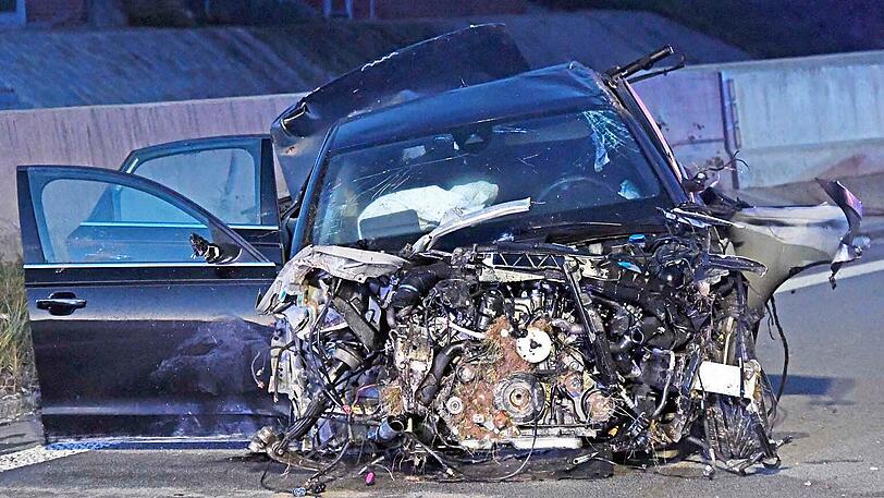 Abgerissene Motorhaube und Vorderrad, umherfliegende Fahrzeugteile - der Audi hat sich mehrfach überschlagen, bevor er zum Stehen kam.