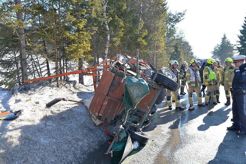 Bei einem Unfall mit einer Kutsche auf der Leutascher Straße in Reith bei Seefeld wurden vier Menschen verletzt. Die Bilder vom Unfallort.
