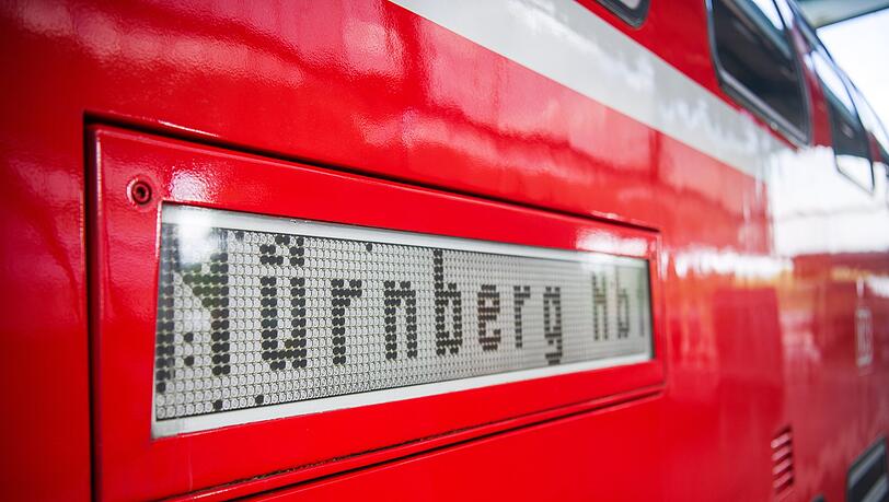 Ein Böschungsbrand hat am Samstagmittag den Bahnverkehr zwischen Nürnberg und Würzburg lahm gelegt. Ein Böschungsbrand hat am Samstagmittag den Bahnverkehr zwischen Nürnberg und Würzburg lahm gelegt.