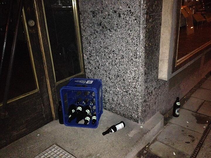 Bierflaschen, leere Kästen, eine Lederjacke: Was war vor dem Getränkemarkt in der Theresienstraße los?