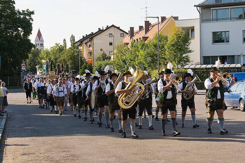 Einzug der Vereine auf das Pasinger Volksfest...