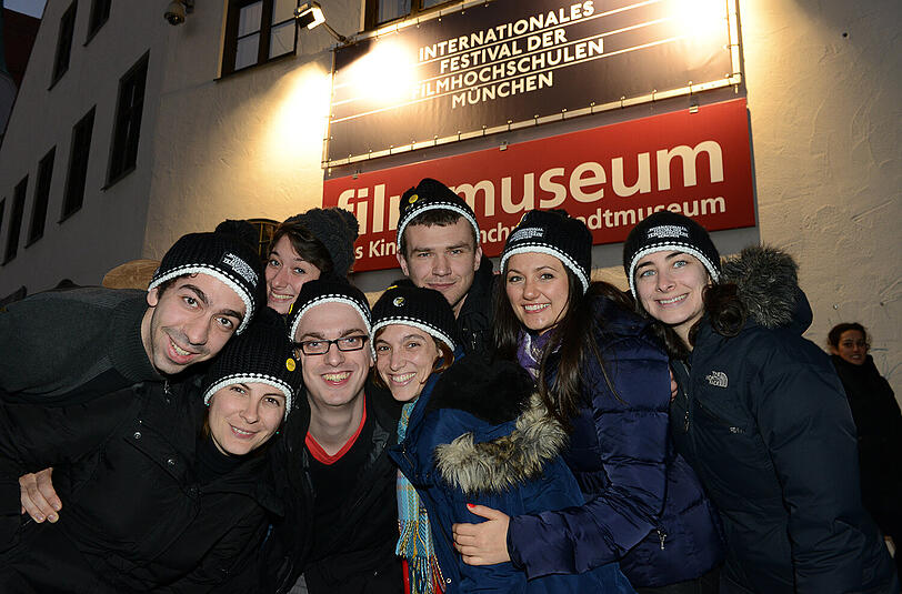 Junge Filmemacher vor dem Filmmuseum.