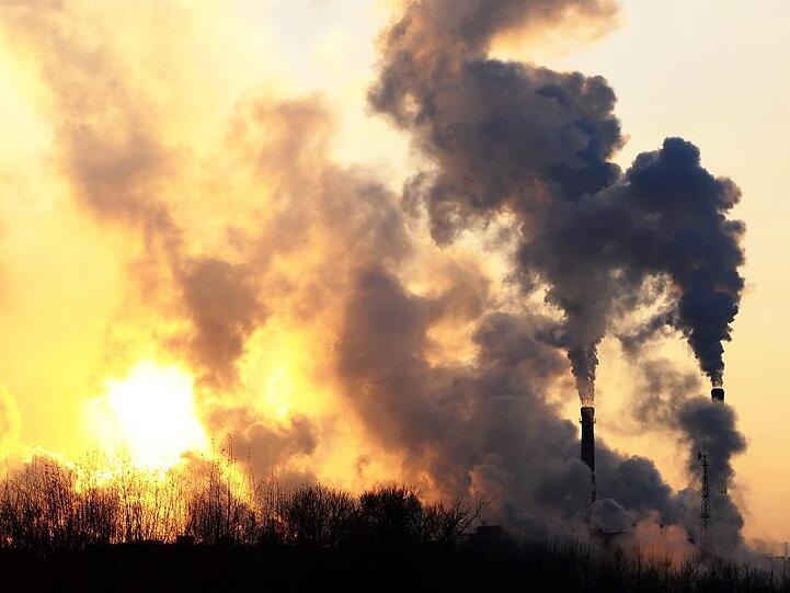 Rauchende Schornsteine: Ein Großteil des chinesischen Energiebedarfs wird durch Kohlekraftwerke gedeck.