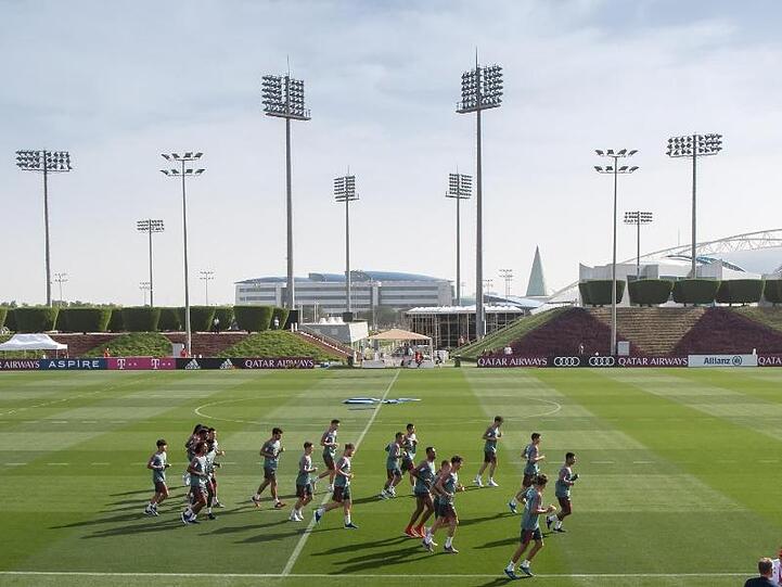 Die Spieler des FC Bayern München laufen während einer Übungseinheit über den Platz.