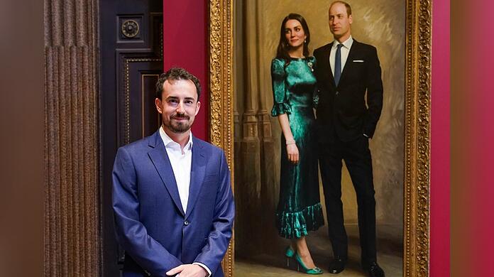 Der Maler Jamie Coreth vor seinem Werk von Herzogin Kate und Prinz William