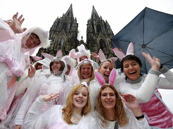 Karnevalisten vor dem Dom in Köln.