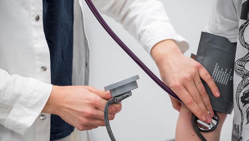 Arbeitgeber schlagen vor, beim Arztbesuch eine Gebühr von den Patienten zu verlangen. (Symbolbild)