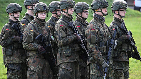 Rekruten bei der Schießausbildung im Rahmen eines Medientages zur Basisausbildung bei der Bundeswehr im Aufklärungsbataillon 7. Politiker von Union und SPD haben sich für den neuen Wehrdienst auf eine flächendeckende Musterung geeinigt. +++ dpa-Bildfunk +++