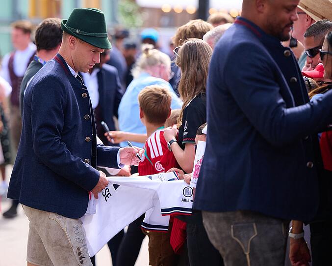 Kompany und Joshua Kimmich schreiben fleißig Autogramme. Kompany und Joshua Kimmich schreiben fleißig Autogramme.