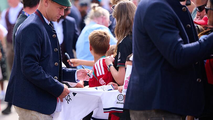 Kompany und Joshua Kimmich schreiben flei&szlig;ig Autogramme.