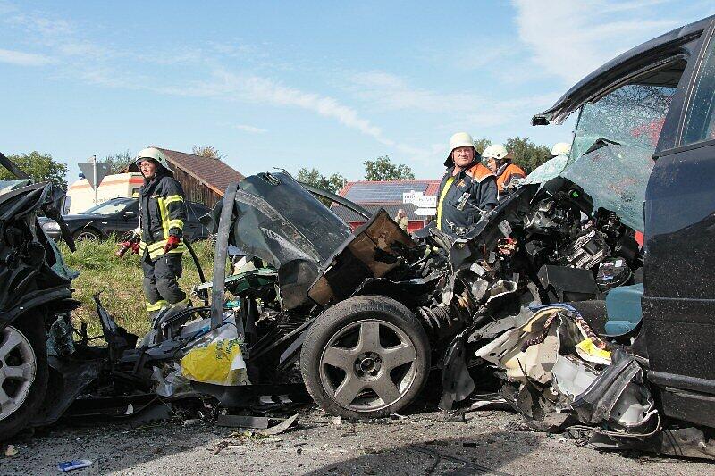 Drei Menschen tot, darunter ein 13-jähriger Junge, ein Kleinkind schwer verletzt: Zwei Autos waren bei einem Überholmanöver am Montagnachmittag frontal miteinander zusammengestoßen, wie die Polizei mitteilte. Die B20 war zunächst komplett gesperrt. Die Bilder vom schrecklichen Unfall.