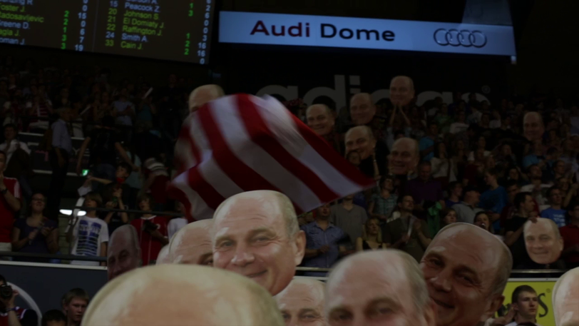 Irre Aktion beim Bayern-Basketball: Im Fanblock tauchen plötzlich große Uli-Hoeneß-Köpfe auf. Die BIlder von der Aktion.