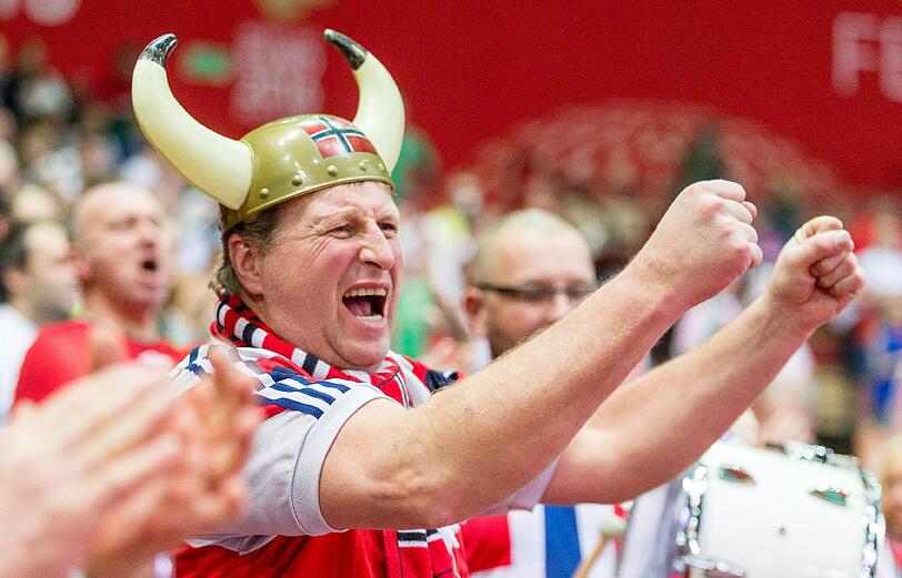 Schrille Outfits, skurrile Masken, schräge Typen, ausgelassene Stimmung: Bei der Handball-Europameisterschaft geben die Fans für ihre Teams tatsächlich alles. Die Bilder aus Polen...