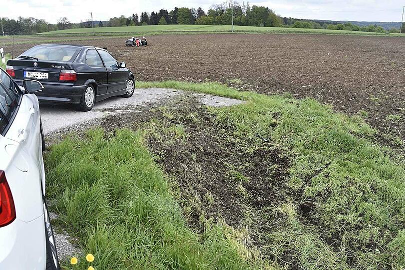 Der 100.000 Euro teure Tesla überschlug sich und blieb auf einem Acker liegen.
