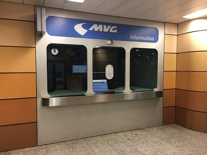 Der MVG-Infopoint am Stachus zum Abgang U4/U5 ist seit Monaten nicht mehr besetzt.