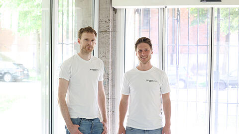 Johannes Klappacher (l.) und Sebastian Kreuels wollen im Spätsommer die Käse-Manufaktur eröffnen. Momentan herrscht noch Baustelle.