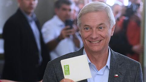 Der deutschstämmige Rechtspolitiker Kast wird wohl gegen die Kommunistin Jara in die Stichwahl ziehen.