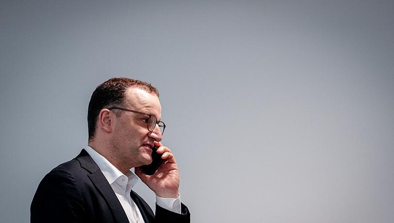 Jens Spahn ist in der Corona-Krise laut einer Untersuchung "gegen den Rat seiner Fachabteilungen" in großem Umfang in die Schutzmasken-Beschaffung eingestiegen. (Archivfoto) Jens Spahn ist in der Corona-Krise laut einer Untersuchung "gegen den Rat seiner Fachabteilungen" in großem Umfang in die Schutzmasken-Beschaffung eingestiegen. (Archivfoto)