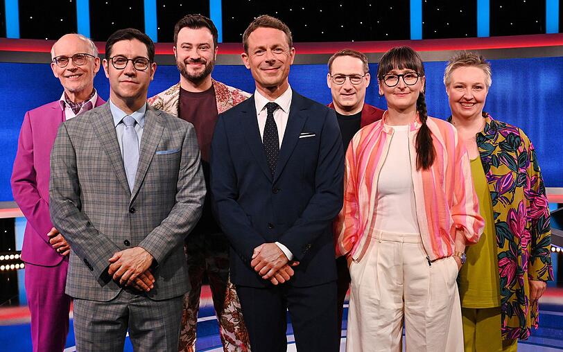 Alexander Bommes (Mitte) bittet seine Jägerinne und Jäger zur XXL-Ausgabe am Samstagabend, von links: Dr. Thomas Kinne, Sebastian Jacoby, Sebastian Klussmann, Dr. Manuel Hobiger, Annegret Schenkel und Adriane Rickel. Alexander Bommes (Mitte) bittet seine Jägerinne und Jäger zur XXL-Ausgabe am Samstagabend, von links: Dr. Thomas Kinne, Sebastian Jacoby, Sebastian Klussmann, Dr. Manuel Hobiger, Annegret Schenkel und Adriane Rickel.