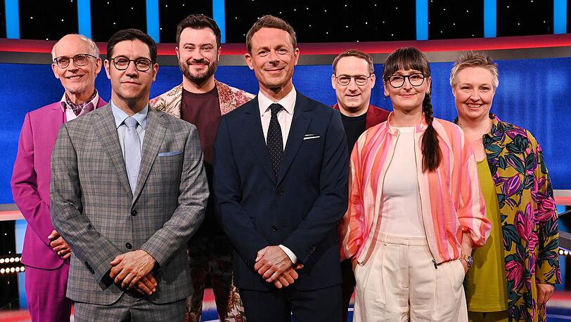 Alexander Bommes (Mitte) bittet seine Jägerinne und Jäger zur XXL-Ausgabe am Samstagabend, von links: Dr. Thomas Kinne, Sebastian Jacoby, Sebastian Klussmann, Dr. Manuel Hobiger, Annegret Schenkel und Adriane Rickel. Alexander Bommes (Mitte) bittet seine Jägerinne und Jäger zur XXL-Ausgabe am Samstagabend, von links: Dr. Thomas Kinne, Sebastian Jacoby, Sebastian Klussmann, Dr. Manuel Hobiger, Annegret Schenkel und Adriane Rickel.