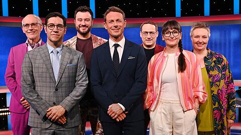 Alexander Bommes (Mitte) bittet seine J&auml;gerinne und J&auml;ger zur XXL-Ausgabe am Samstagabend, von links: Dr. Thomas Kinne, Sebastian Jacoby, Sebastian Klussmann, Dr. Manuel Hobiger, Annegret Schenkel und Adriane Rickel.