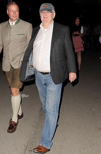 Er wird selber nicht so gerne fotografiert: Joschka Fischer mit Käppi und Jeans.
