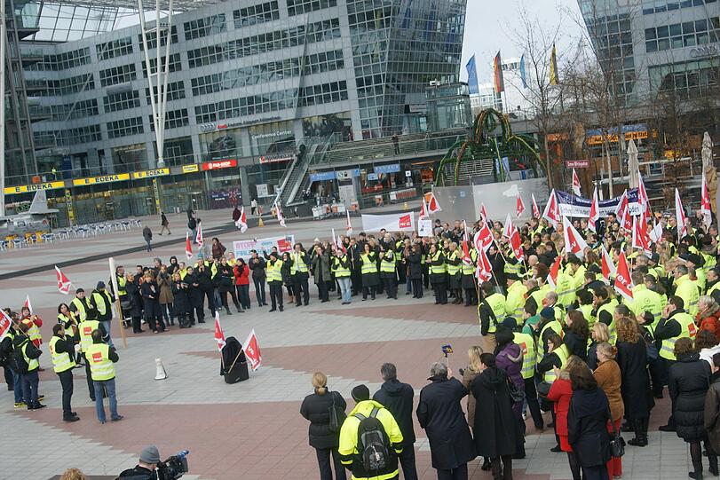 Streik bei der Lufthansa, Flugausfälle in München - aber richtiges Chaos bleibt aus. Die Bilder vom Münchner Flughafen