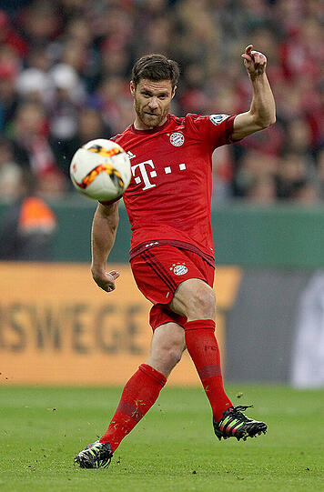 Xabi Alonso, Note 2: Nach der Verpflichtung von Vidal war der Routinier eigentlich abgeschrieben. Doch Alonso spielte eine gute Saison, 26 Einsätze in der Liga sprechen für sich. Und für Guardiolas Vertrauen. Klar, in manchen Partien, speziell in der Champions League, waren Alonsos Geschwindigkeitsdefizite deutlich. Doch in der Liga machte der 34-Jährige als Ballverteiler vor der Abwehr einen zuverlässigen Job. Bis 2017 steht Alonso noch unter Vertrag. Dank seiner Professionalität ist dem Spanier eine weitere Saison als Stammspieler zuzutrauen. Wenn Sanches nicht gleich Druck macht.